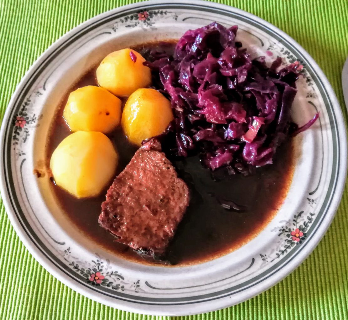 Sauerbraten mit Rotkraut und Salzkartoffel