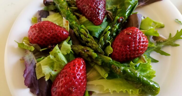 Grüner Spargel mit Erdbeeren